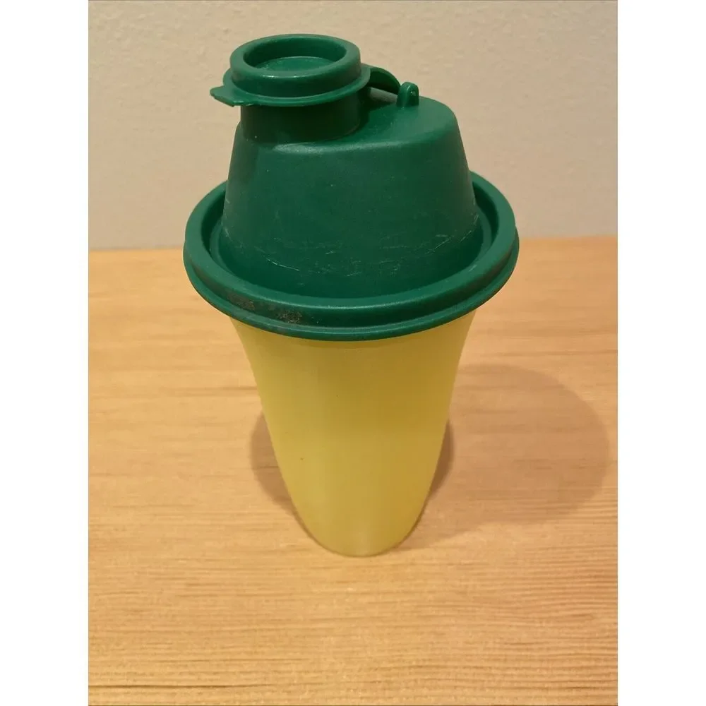 Tupperware 844 quick Shake Gravy Drink Mixer Blender Shaker Yellow Green